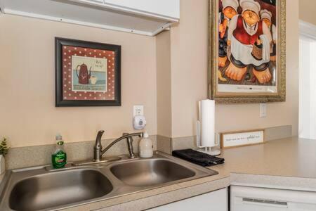 Studio W King Bed Walking Distance To Beach & Shops Мичиган Сити Экстерьер фото